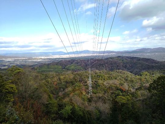 西山古道送電線下展望台から比叡山方面